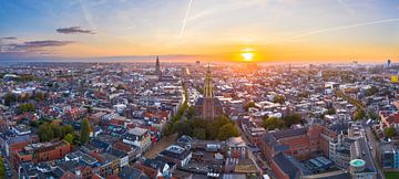 Lever de soleil panoramique sur la ville de Groningue sur Droninger