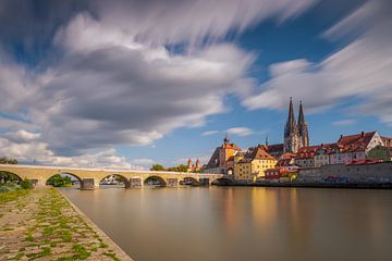 Ratisbonne, pont de pierre, façade de la vieille ville, Danube et cathédrale sur Robert Ruidl