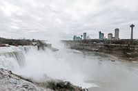 Niagaras umarmender Horizont: Wasser und Stadt