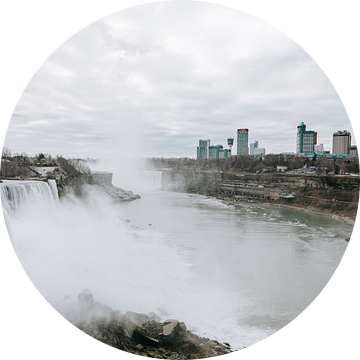 Niagara's Omarmende Horizon: Water en Stad van Thessa van Beek