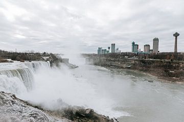 Niagara's Omarmende Horizon: Water en Stad van Thessa van Beek
