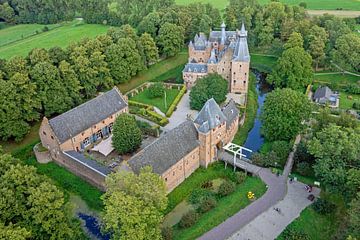 Luchtfoto van het middeleeuws kasteel Doorwerth in Gelderland Nederland van Eye on You