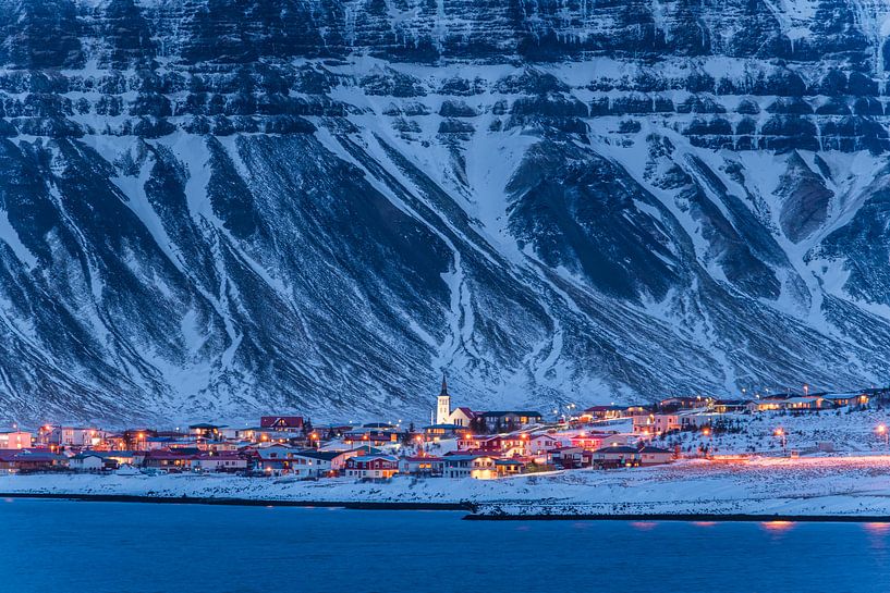 Grundarfjörður op het blauwe uur van Denis Feiner