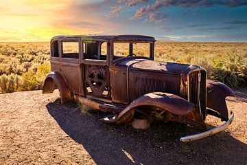 De roestige Auto van de Chassisvintage in Versteend bos Nationaal Park Arizona de V.S. bij zonsonder van Dieter Walther