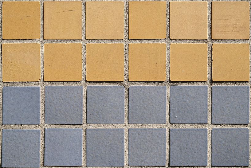 Fliesenoberfläche an einer Fassade von Heiko Kueverling