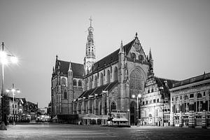 Grote Mark in Haarlem - zwart wit van Arjen Schippers