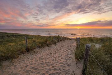 Strandopgang aan zee sur Dirk van Egmond