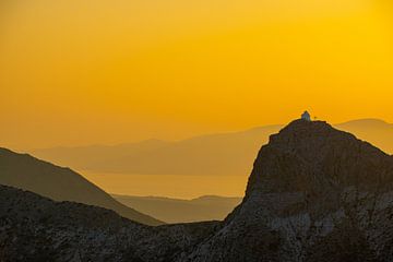 kapel op berg met zonsondergang op Naxos, Griekenland van Jan Fritz