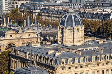 Vue sur des bâtiments historiques à Paris, France sur Rico Ködder