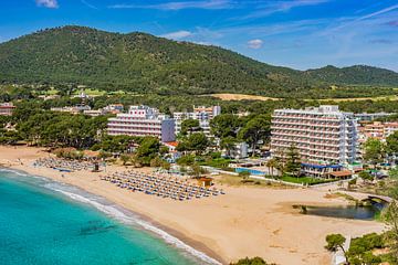 Mallorca strand van Canyamel, mooie baai aan zee, Spanje Middellandse Zee van Alex Winter