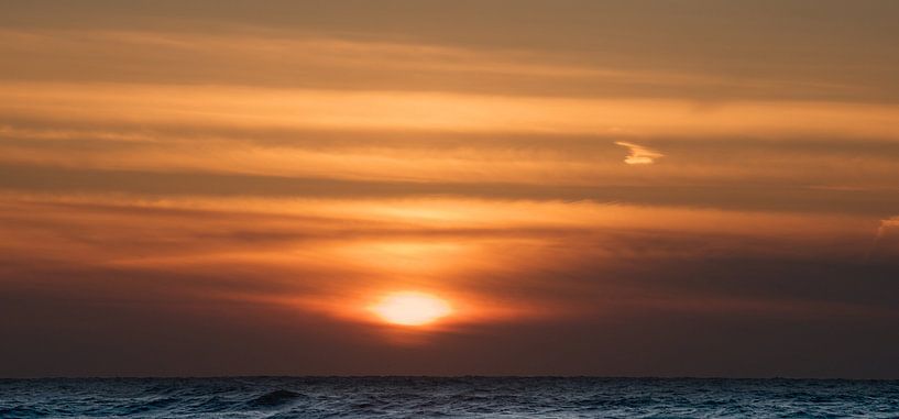 Sonnenuntergang über der Nordsee mit Wolken weichen Farbtönen von Dirk-Jan Steehouwer