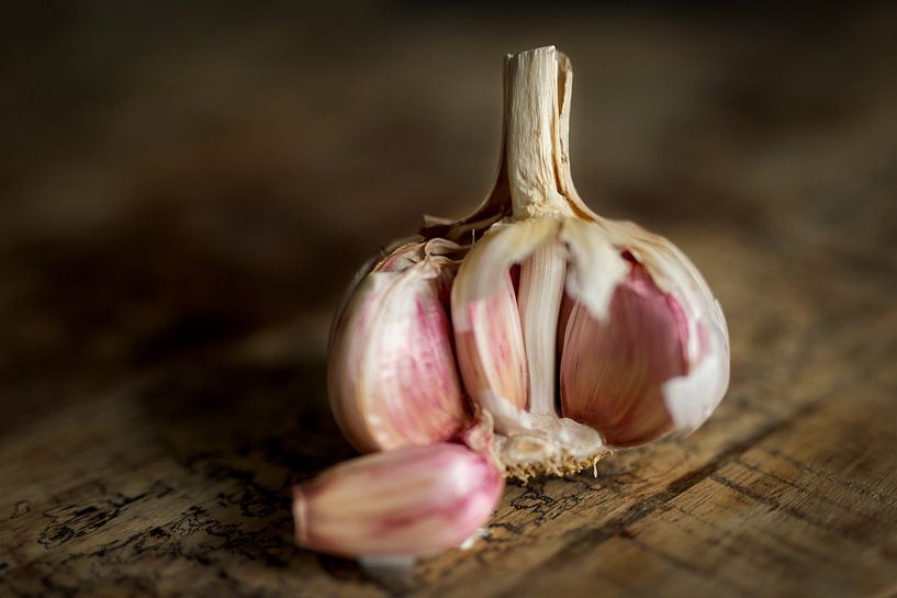 Knoflook op hout van Miranda van Hulst