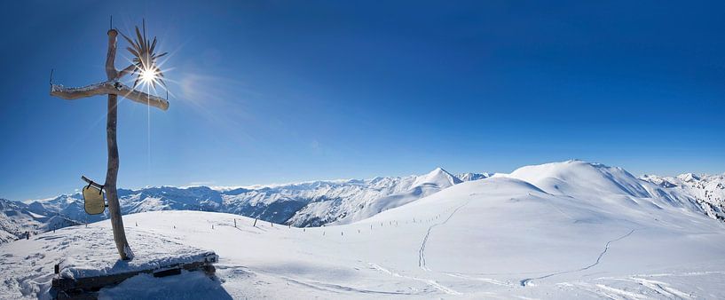Sonnenschein am Gipfelkreuz von Christa Kramer