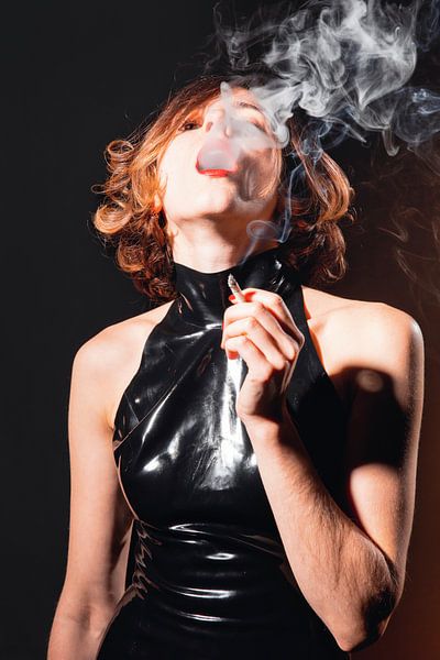 Schöne Frau raucht Zigarette von Photostudioholland