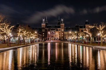 Rijksmuseum at night by zeilstrafotografie.nl