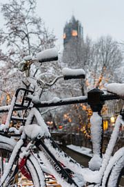 Besneeuwde fiets op de Oudegracht in Utrecht.