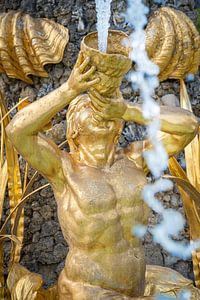 Prächtige goldene Brunnenstatuen aus der griechischen Mythologie