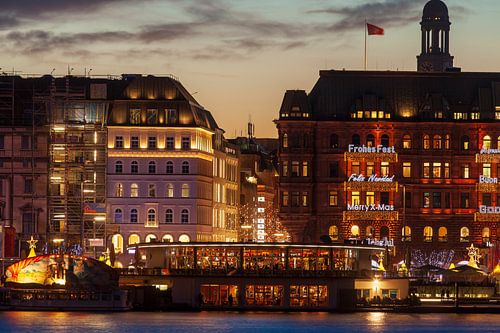 Jungefernstieg avec les illuminations de Noël au crépuscule, Hambourg, Allemagne, Europe