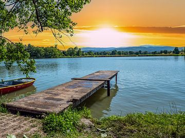 Bootssteg mit See im Sonnenuntergang von Animaflora PicsStock