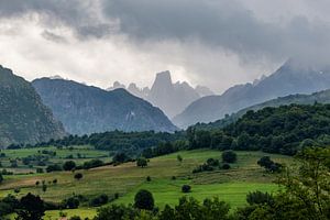 Thunderclouds over Torre Cerredo