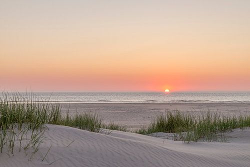 Sonnenuntergang am Strand an der Nordsee von Sjoukje Kunnen