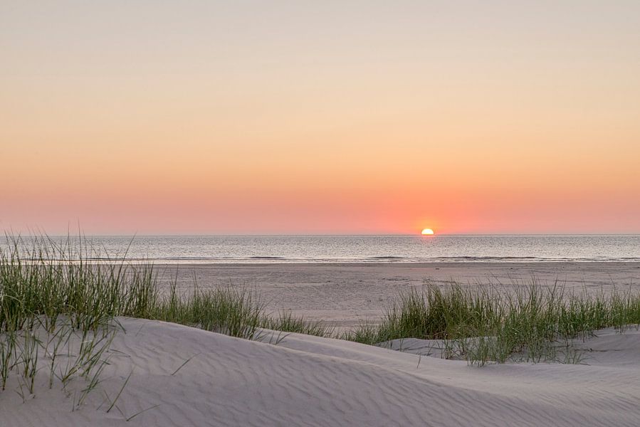 Zonsondergang Op Het Strand Bij De Noordzee Van Sjoukje Kunnen Op Canvas Behang En Meer