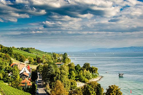 Gezicht op Meersburg en de oever van het Bodenmeer met de Zwitserse Alpen in Duitsland