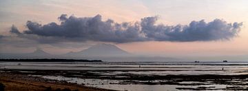 Panorama bij zonsopgang aan de Benoa bay. van Humphry Jacobs