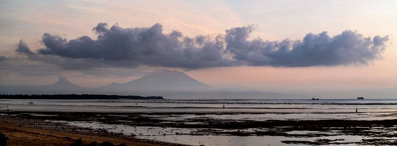 Panorama du lever de soleil dans la baie de Benoa. par Humphry Jacobs