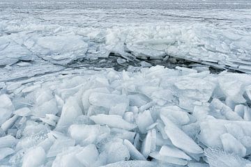 Crunching Ice 2 by Hans Soowijl