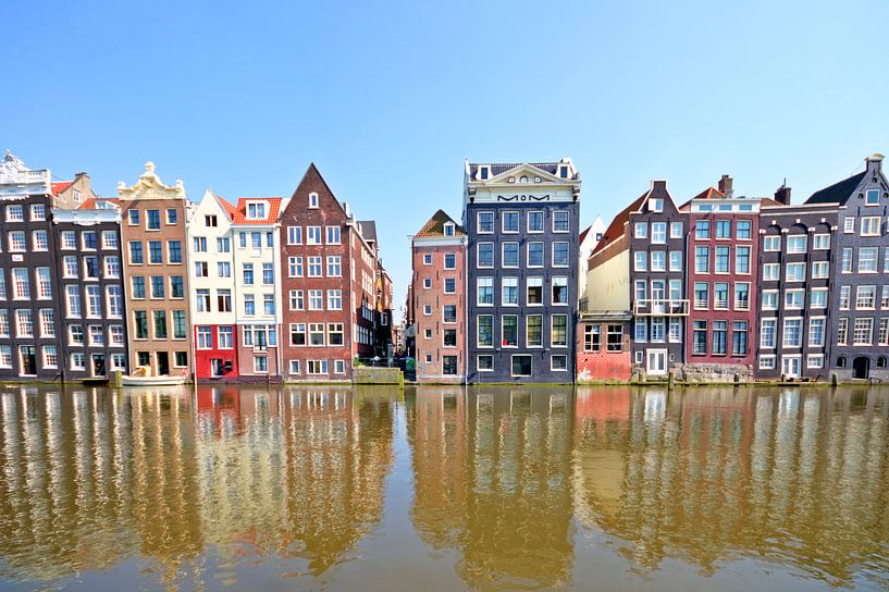 Traditionele hollandse huizen aan de waterkant in Amsterdam Nederland par Eye on You