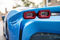 Ferrari SF90 sportwagen achterlicht in lichtblauw van Sjoerd van der Wal Fotografie thumbnail