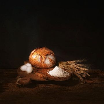 Stilleben mit Brot, Eiern, Mehl und Mais . von Saskia Dingemans Awarded Photographer