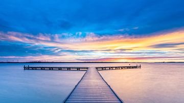 Zonsopkomst aan het Veerse Meer bij  Vouwenpolder van Jan Poppe