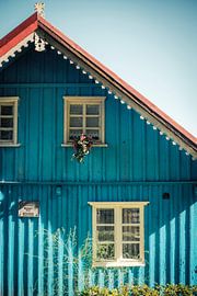 Traditionelle blaue Holzarchitektur – Kurische Nehrung von Milene van Arendonk