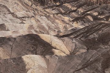 Close-up van pastelkleurige duinen bij Zabriskie Point in Death Valley, Californië van Anouschka Hendriks