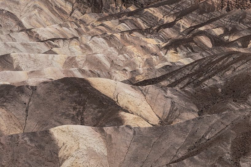 Nahaufnahme der pastellfarbenen Dünen am Zabriskie Point im Death Valley, Kalifornien von Anouschka Hendriks