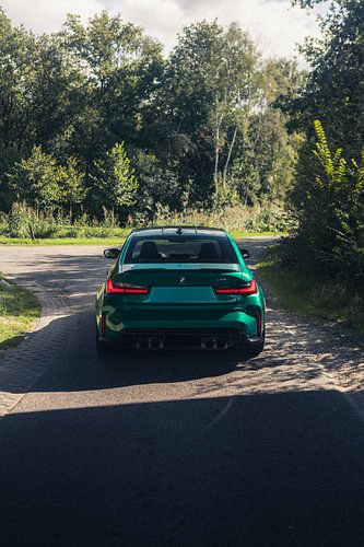 Groene BMW M3 G80 in een rustgevende, bosrijke omgeving