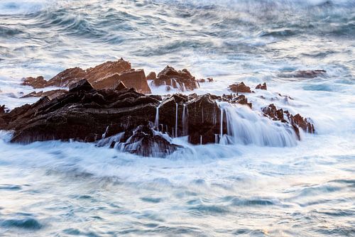 Rots in Bewegende Zee Kracht van de Oceaan