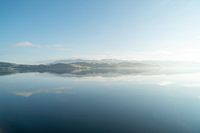 Mer miroir dans la lumière du matin.