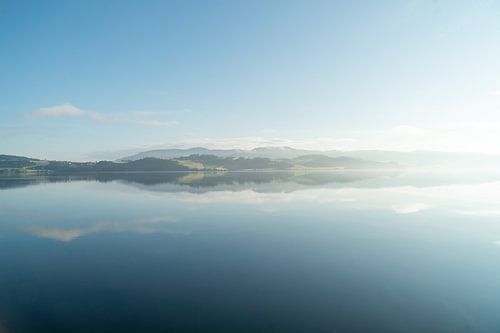 Gespiegeltes Meer im Morgenlicht.