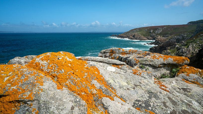 Rotsen en zee bij Pointe Milliere | Bretagne van Flatfield