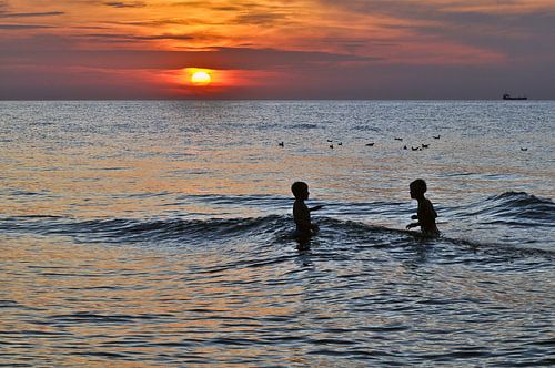 Zwemplezier tijdens het gouden uur in de badplaats Warnemünde aan de Oostzee