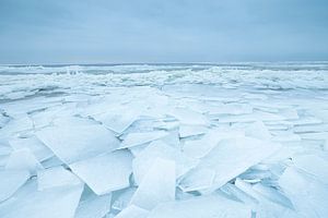 Quetschendes Eis in der Winterlandschaft (Niederlande) von Marcel Kerdijk