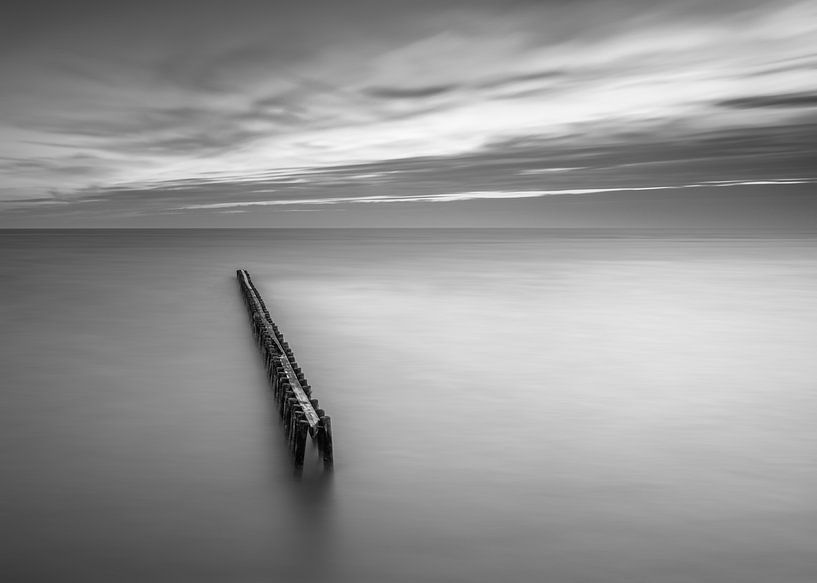 Wellenbrecher im IJsselmeer in Schwarz und Weiß von Marga Vroom