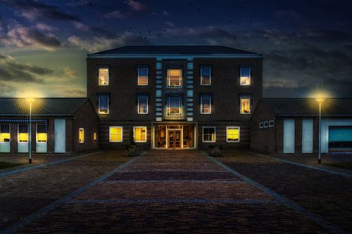 Avondfoto van Sint Jozef Carinova gebouw in Deventer Overijssel.