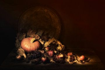 Awarded herfst stilleven met pompoenen. walnoten,appels, granaatappel. van Saskia Dingemans