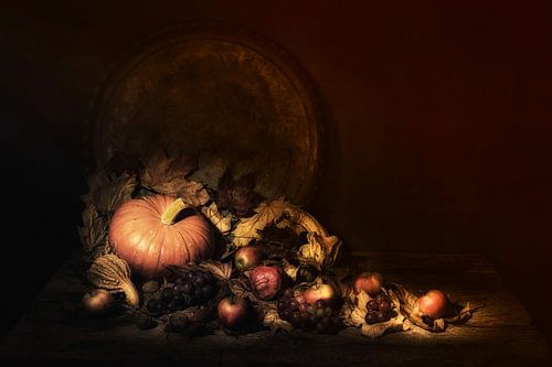 Awarded herfst stilleven met pompoenen. walnoten,appels, granaatappel.