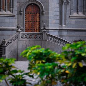 deur naar de kerk in Arehucas gran Canaria van 7.2 Photography