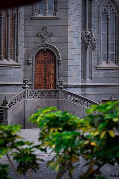 deur naar de kerk in Arehucas gran Canaria van 7.2 Photography
